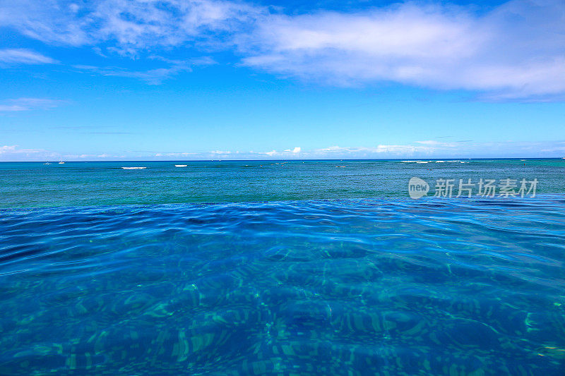 亮蓝色无限泳池夏威夷
