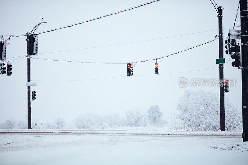 美国科罗拉多州，积雪覆盖了道路