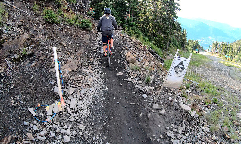 女山地自行车骑在通过森林的道路上