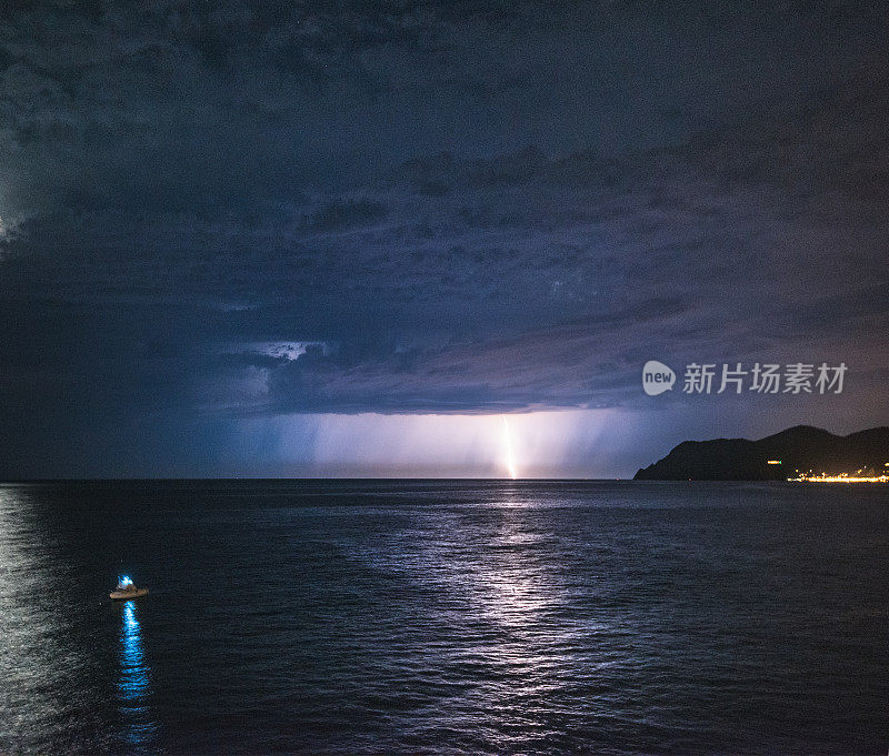 大海上空黑暗夜空中的闪电