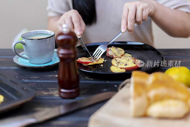 自制健康早餐:烤番茄片配鸡蛋和培根