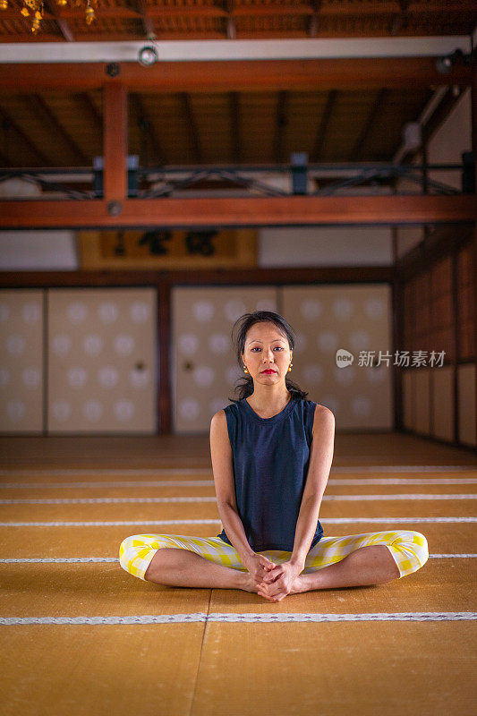 一位妇女在日本一座美丽的寺庙里享受瑜伽