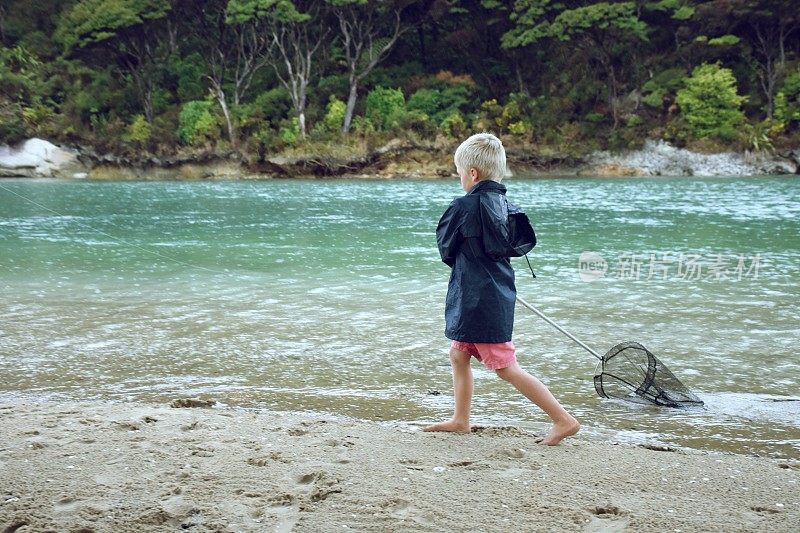 在海边钓鱼的小男孩