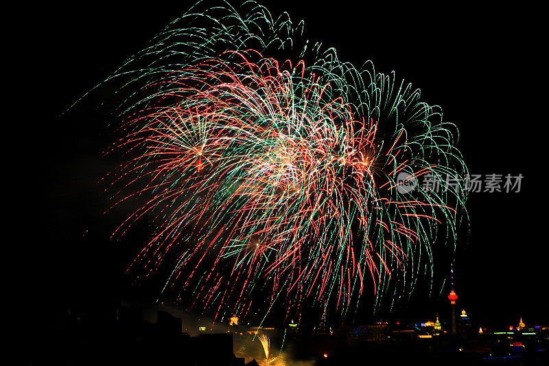 夜空焰火表演，庆祝新年的到来