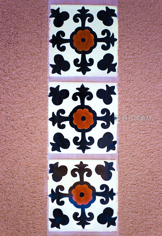 圣达菲风格:古董墨西哥塔拉维拉瓷砖，土坯墙