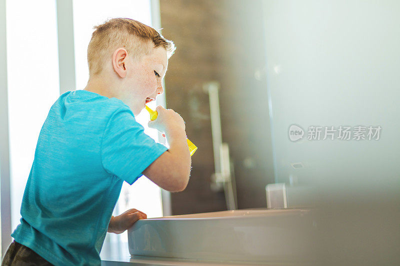 男孩在家里积极刷牙，体验优质生活，养成良好的卫生习惯