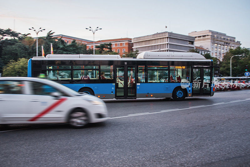 西班牙马德里的蓝色城市巴士