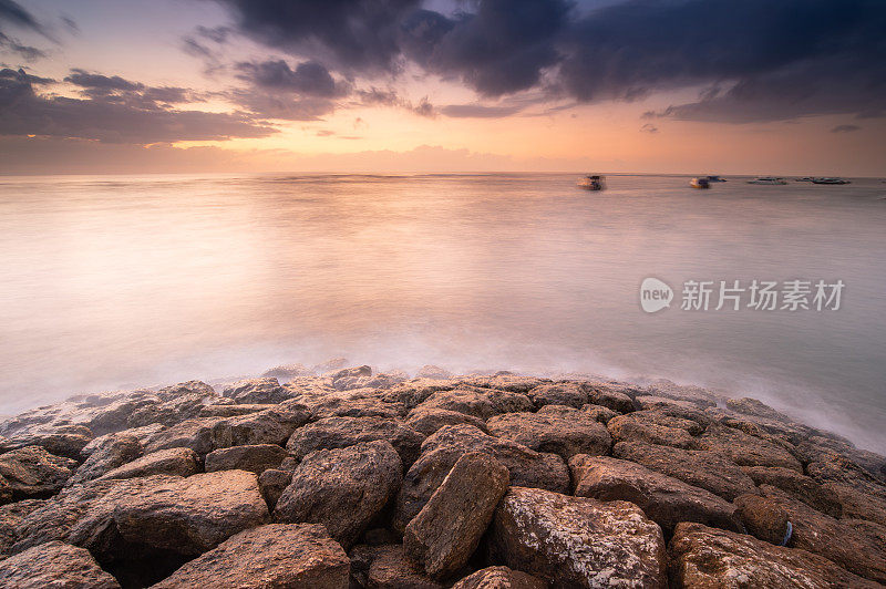 日落附近著名的旅游地标巴厘岛-宽角的热带海滩海景日落在巴厘岛，印度尼西亚的热带自然景观，巴厘岛。