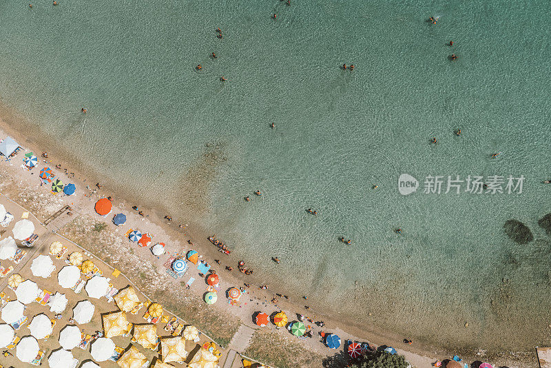 从空中看海滩人群