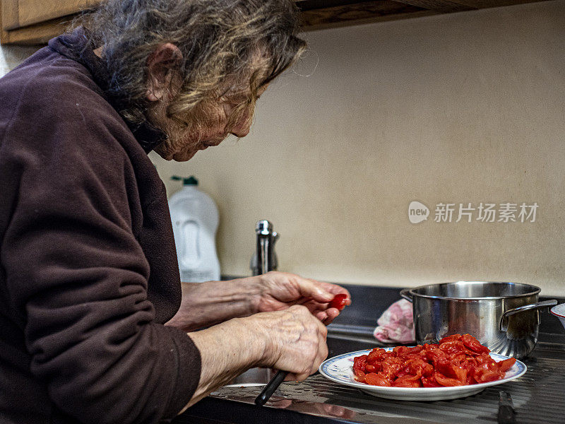 老妇人准备午餐