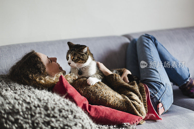 美丽的年轻女人和她的猫