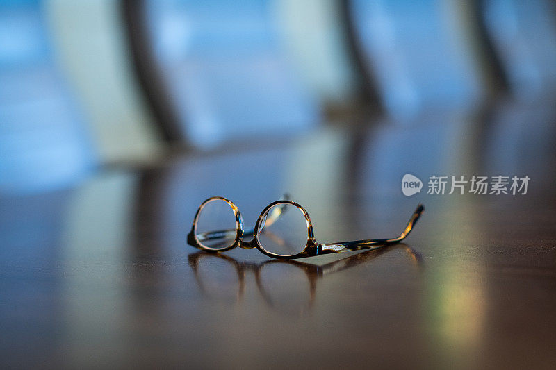 会议桌上的眼镜