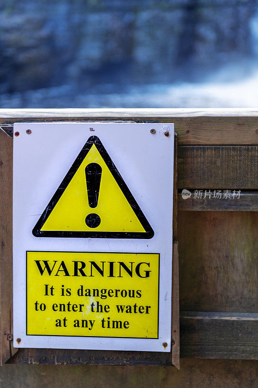 在英国达勒姆郡提斯代尔米德尔顿附近的高压瀑布，进入水中的危险警告标志的特写。