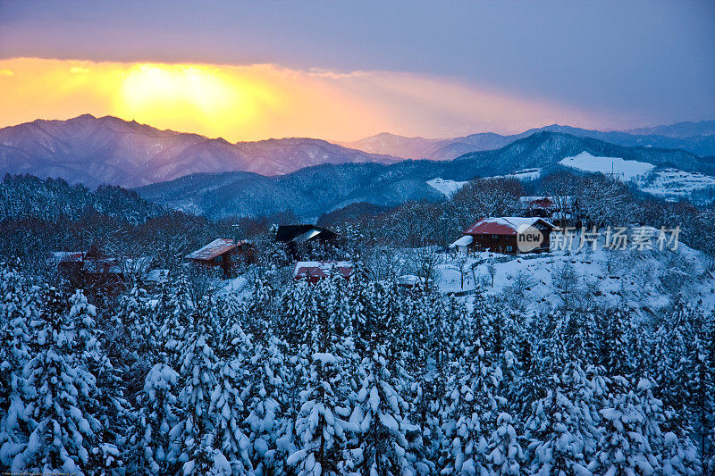 雪山镇日落