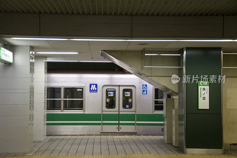 在日本大阪火车站停靠的火车