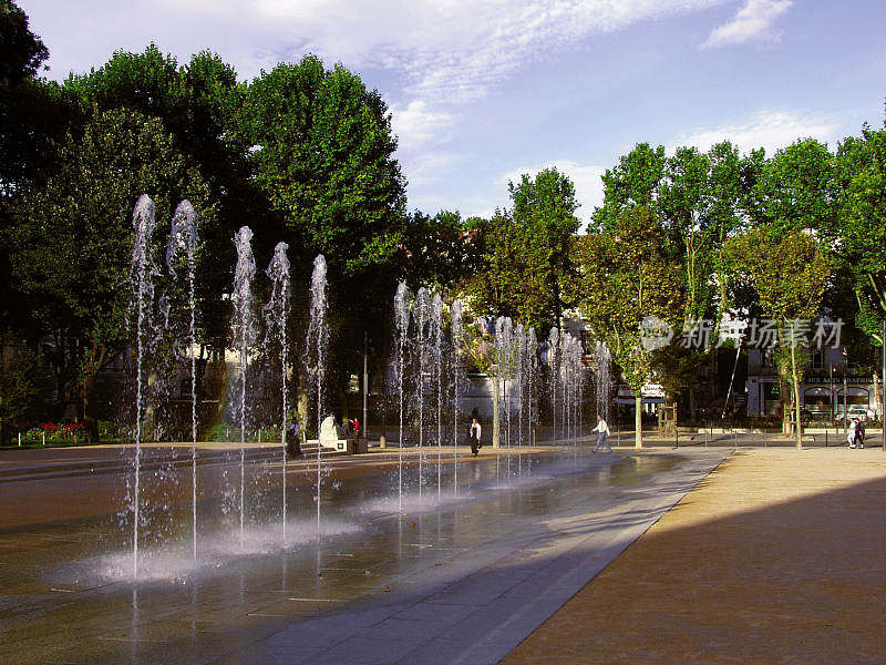 Saint-Étienne是法国中东部的一个城市，在中央山区，在Auvergne-Rhône-Alpes地区里昂西南55公里(34英里)，在连接图卢兹与里昂的主干道上。圣-Étienne是卢瓦尔省的首府。