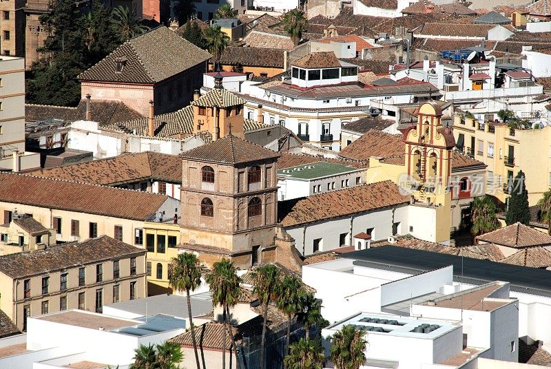 从西班牙马拉加城堡俯瞰圣奥古斯丁教堂。