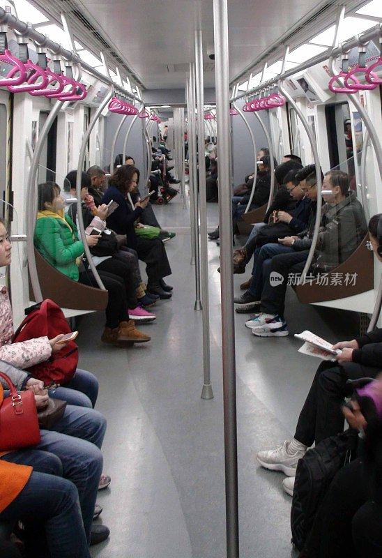 成都地铁在中国四川省，人们坐着，站着的风景