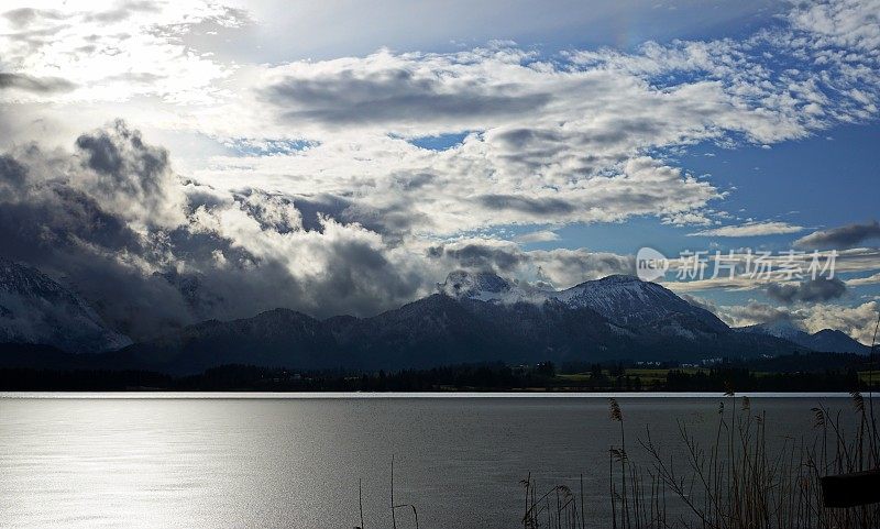 在Allgäu阿尔卑斯山的暴风雨和霍普芬西在前景。Ost-Allgau,巴伐利亚,德国。