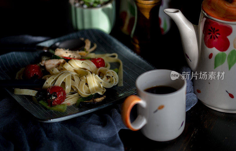 自制的西红柿和鸡肉意大利面