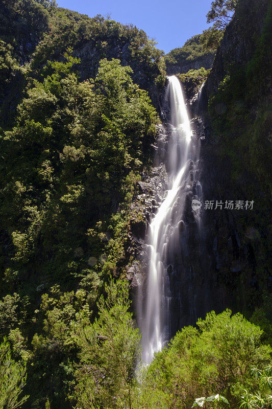 在美丽的夏日里，马德拉岛附近的山区里的里斯科瀑布Rabaçal和勒瓦达做里斯科步道