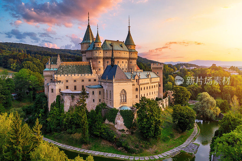古老美丽的中世纪城堡在博伊尼斯，斯洛伐克，欧洲。联合国教科文组织遗产具有里程碑意义。