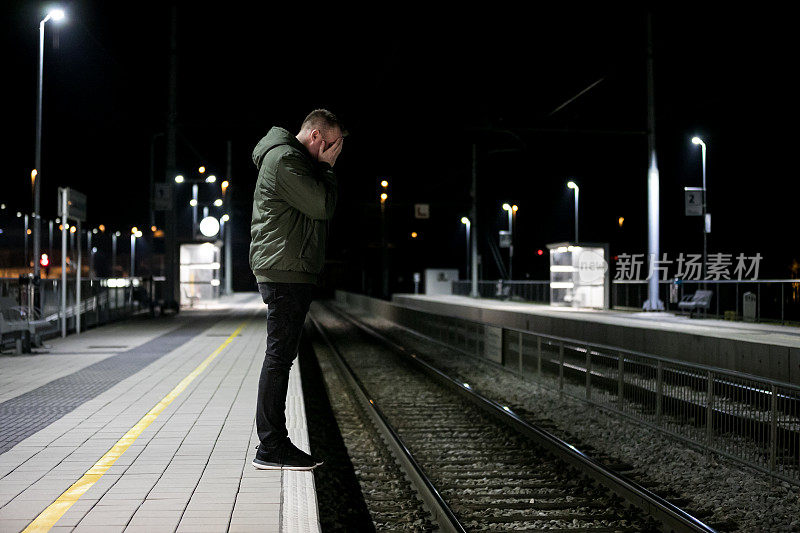 男子在火车站自杀。晚上的时间。