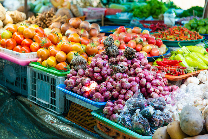 泰国普吉岛农贸市场摊位出售多种农产品