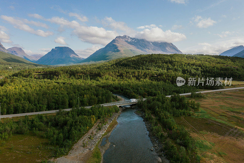 挪威乡村公路上露营车的鸟瞰图