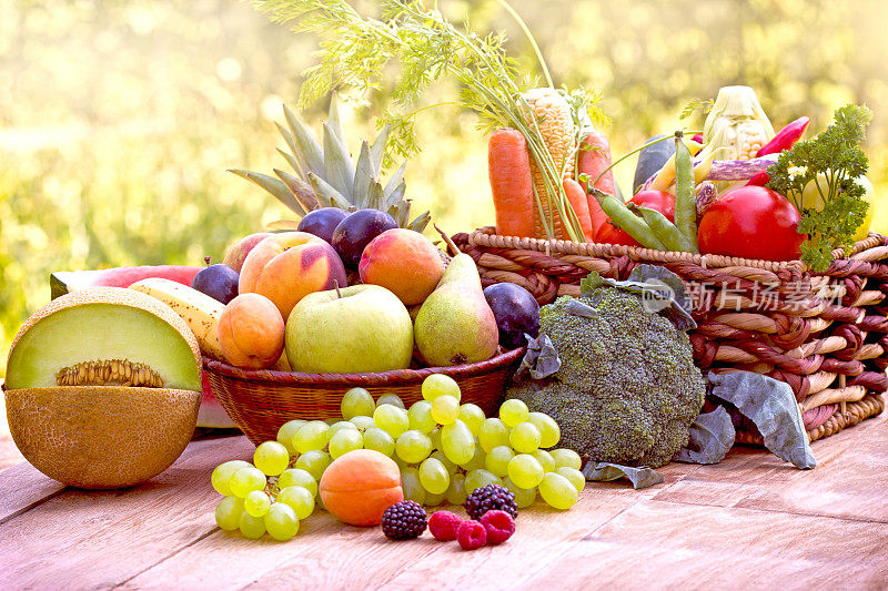 健康食品，有机水果和蔬菜柳条篮子在乡村木桌子