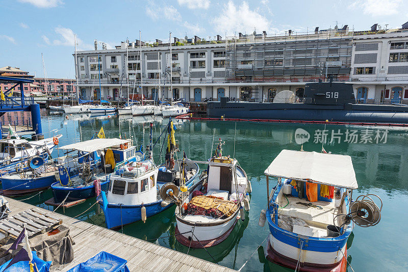 意大利热那亚港口的渔船和帆船