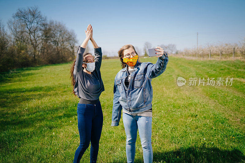 戴着防护口罩的女性在大自然中