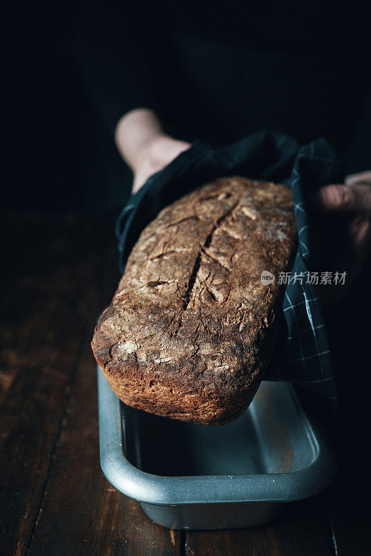 新鲜烘焙健康的黑面包与葵花籽