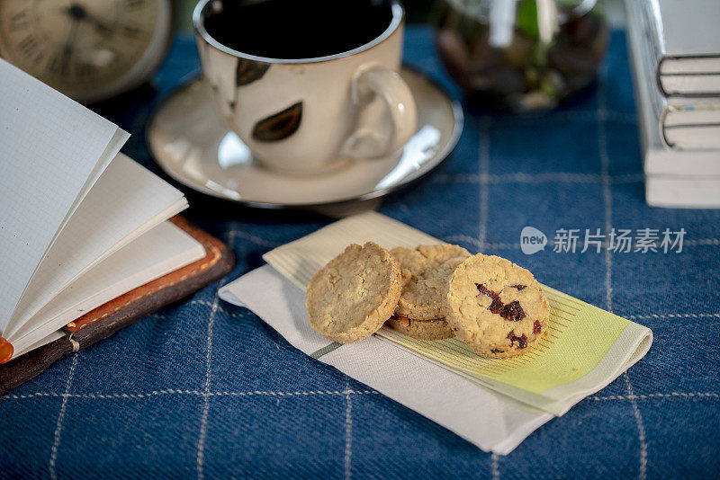 家庭烘焙的蔓越莓饼干和咖啡休息时间