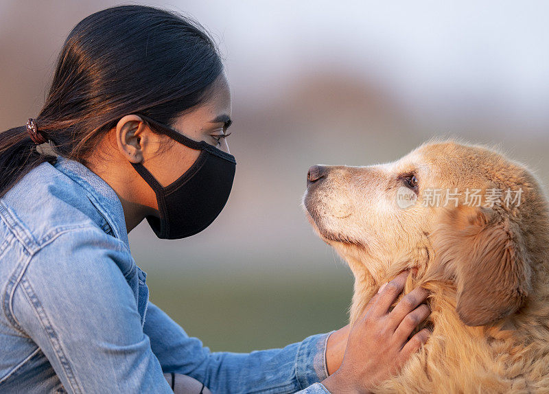 中东女性戴着面具玩狗