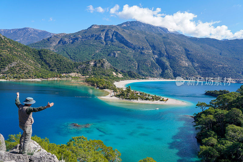 欣赏风景的摄影师。Ölüdeniz来自土耳其Fethiye。