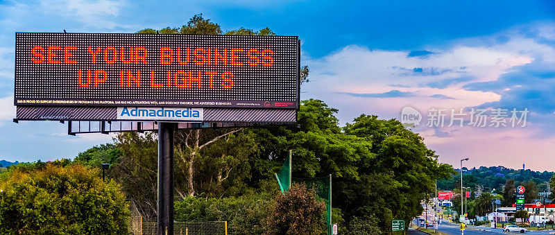 大型LED路边广告牌显示的信息为企业