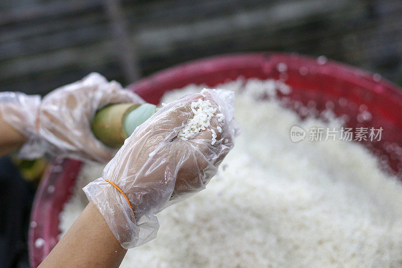 典型的亚洲食物――“Lemang”(芭蕉叶包竹蒸糯米)