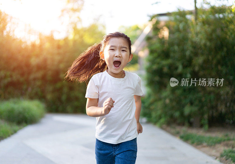 可爱小女孩跑步