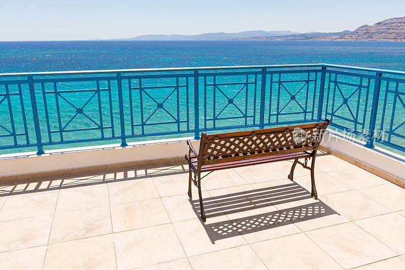 希腊罗德斯的佩夫科斯，有风景的长椅