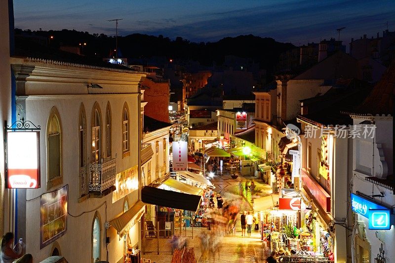 葡萄牙阿尔布费拉老城区夜晚的街道。