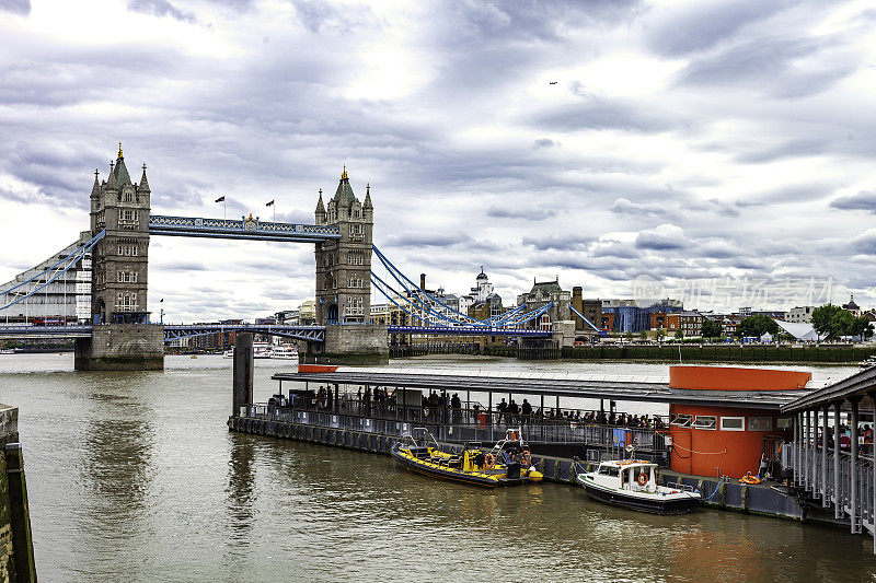 这是渡轮站和横跨泰晤士河的伦敦塔桥，毗邻伦敦塔
