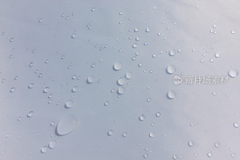 雨水滴在防水帆布上