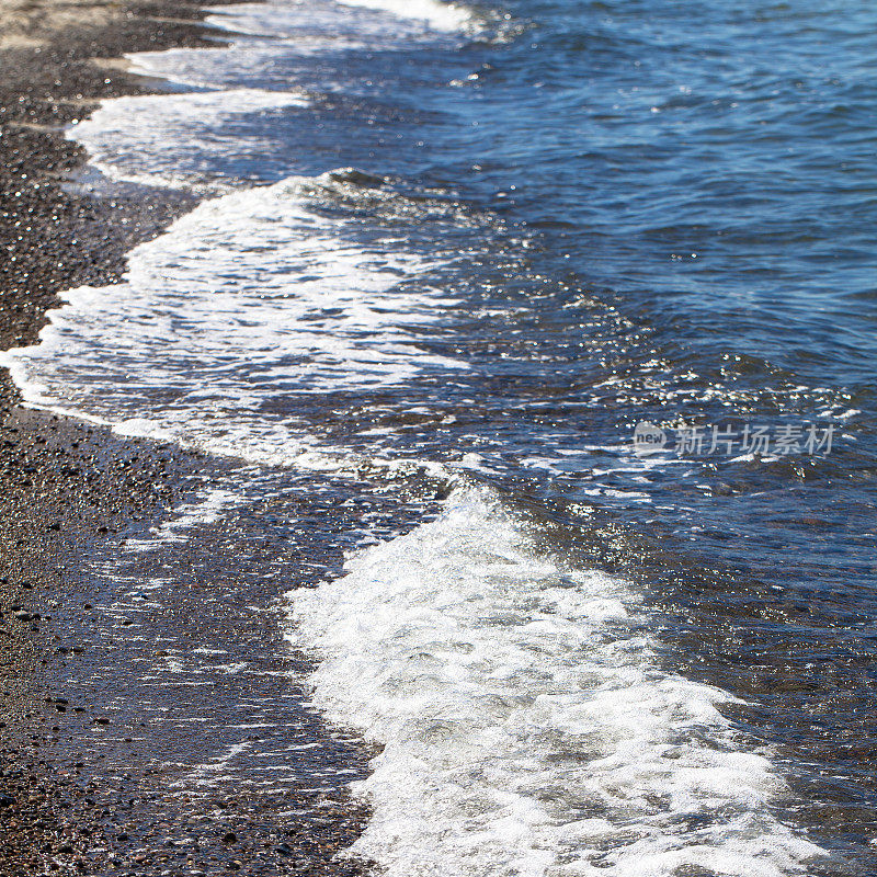 波罗的海石滩上的海浪和海浪