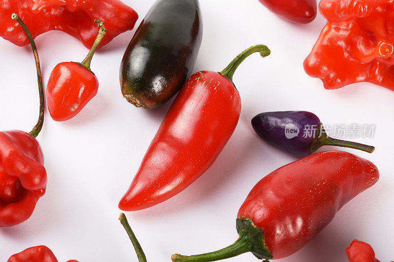 红辣椒混合在白色的背景，红辣椒，青辣椒，红辣椒，墨西哥胡椒