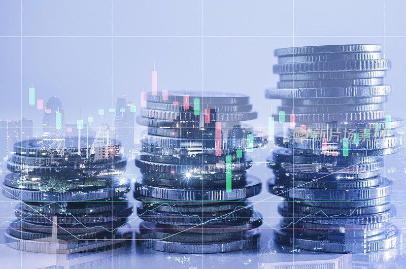 双重曝光城市与排硬币堆叠与增长股票图表和图表进度报告，为企业投资金融银行和储蓄概念。