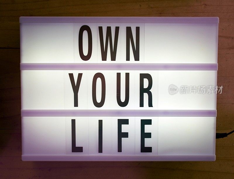 “拥有你的生活”在现代灯箱趋势