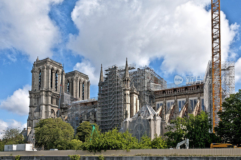 巴黎圣母院的脚手架塔，火灾后。