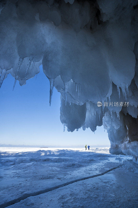 探索苏必利尔湖上的冰洞