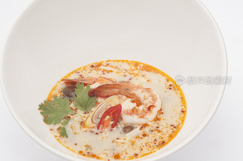 冬阴功汤在白色的背景前面的白色碗。